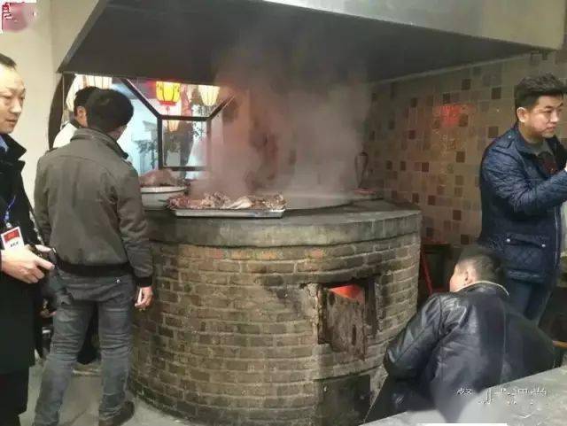 烙馍村是徐州餐饮的龙头老大,是徐州市政府重点推荐的餐饮企业,烙馍村