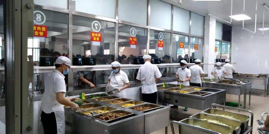 当天,巡查组来到桂城中学,对学校饭堂,校门监控,消防设施等进行了重点