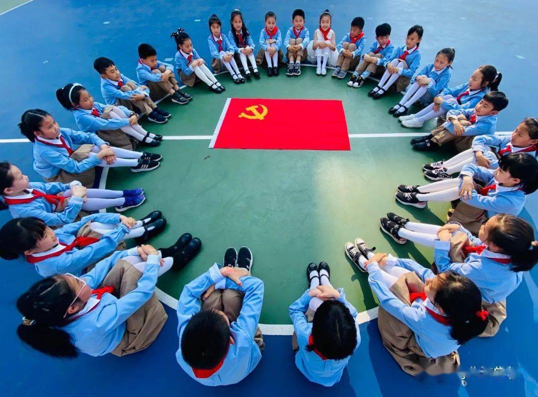 红领巾心向党我和党旗合个影