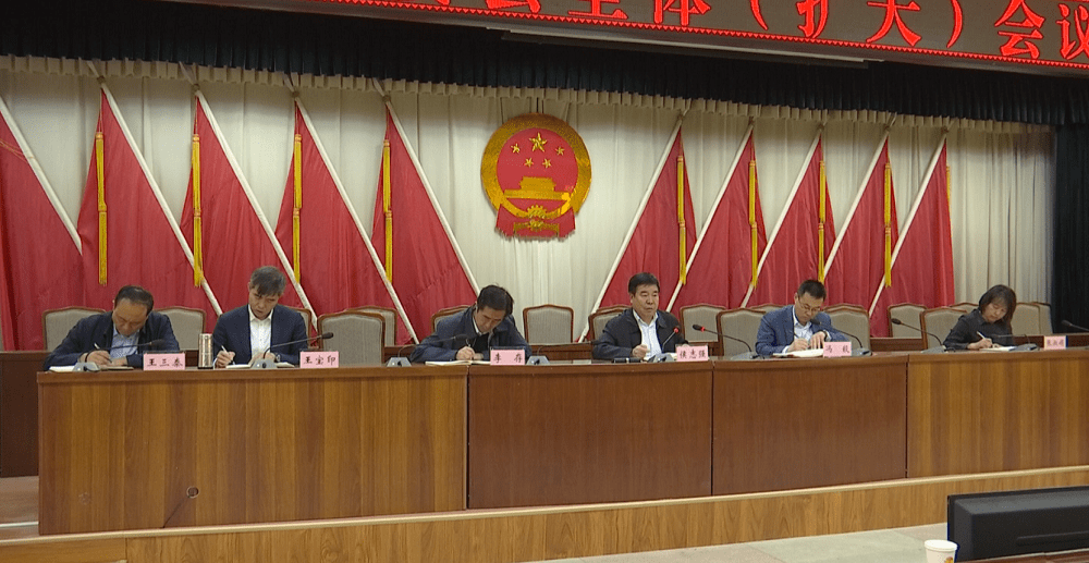 县委副书记,县长,县安委会主任侯志强主持会议并讲话,县上领导冯毅,李