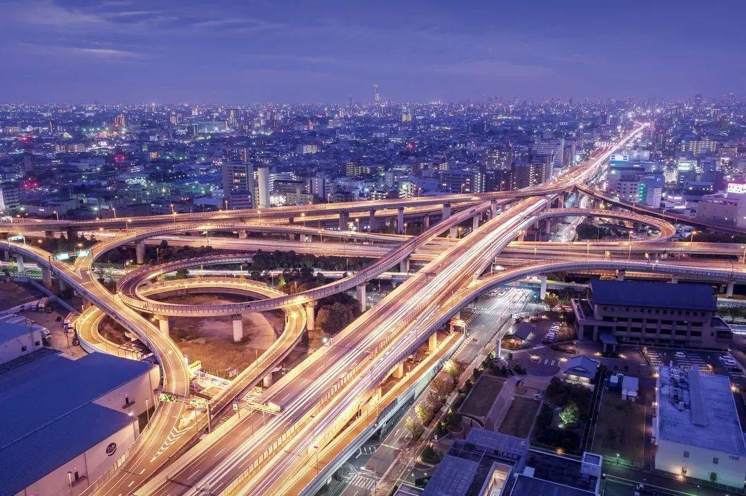 依托"三轨一隧一道"立体交通路网,快速接驳城市繁华生活