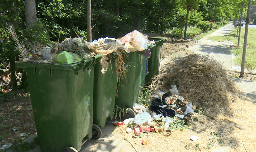 城关办北场村:路边村口环境脏乱差,与周边环境格格不入