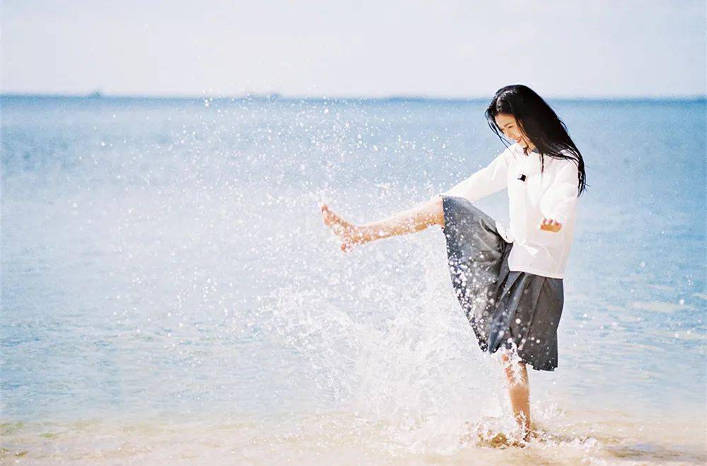 photo by 微博 @李小佡各种洒水 泼水 踩水的技能点在海边也是通通