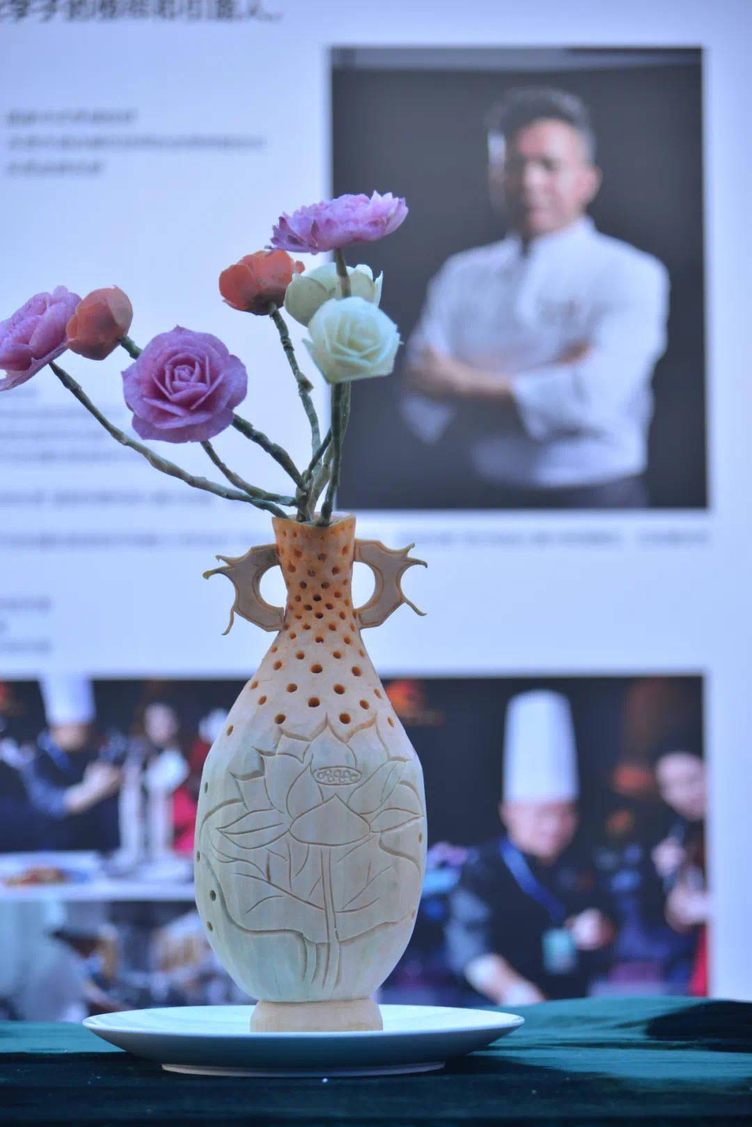 萝卜,冬瓜本是很简单的食材,但在东莞市轻工业学校的冷拼与雕刻项目