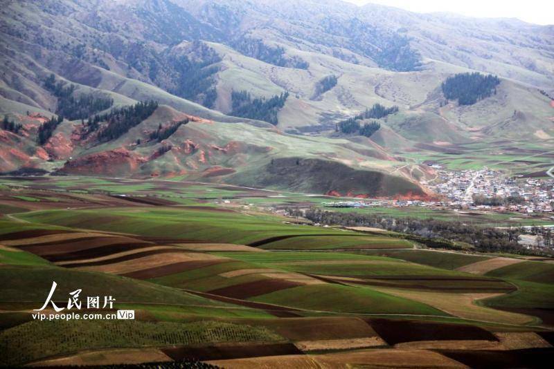 卓爾山景區位於青海省海北藏族自治州祁連縣八寶河北岸,山頂平均海拔