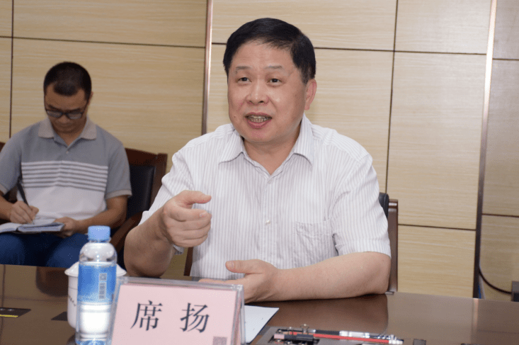 签约仪式前,王军参观了数字广西协同调度指挥中心,了解了数字广西建设