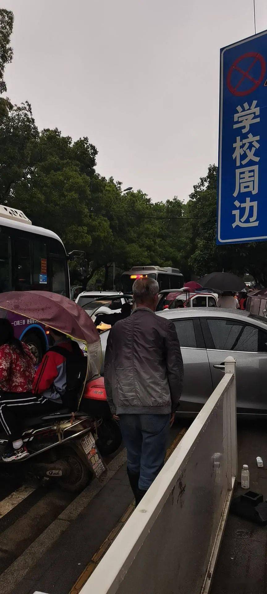 家长反映黄陂前川二小上学放学堵车严重