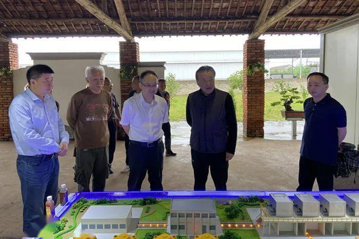 在长岭镇扶贫产业园,方勇云先后来到望江县隆盛制衣有限公司,望江创秦