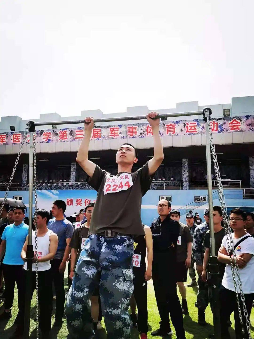 军体技能全员达标1人参加学校利剑特战队持续发挥张华班训练刀锋