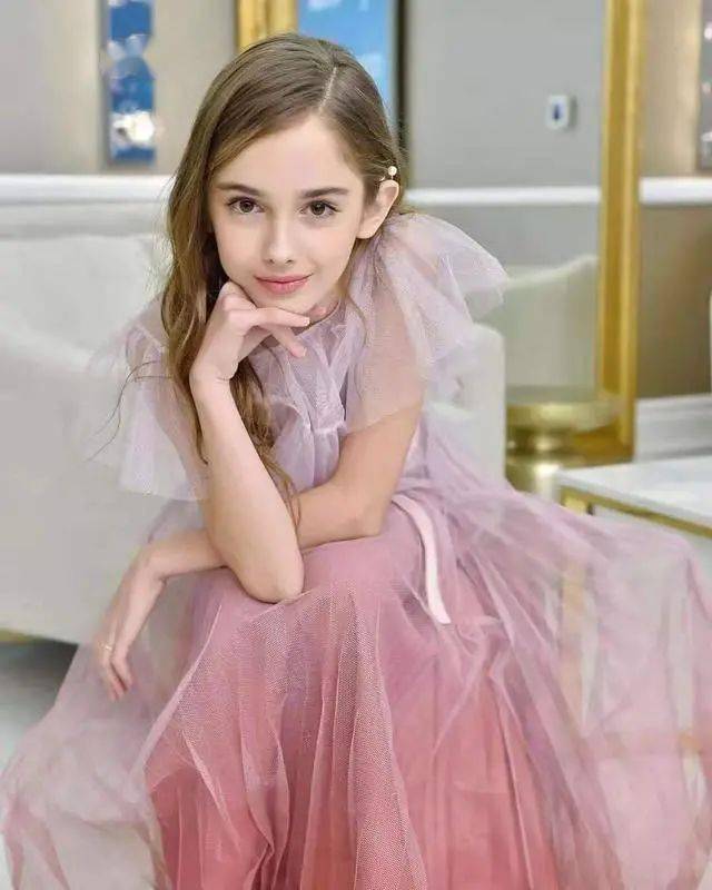 拥有精灵脸的小仙女,10岁就站上奥斯卡红毯c位,小李子都爱她.