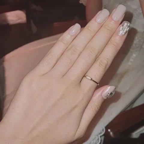 手超级漂亮的这位女团爱豆这就是传说中的纤纤玉指吧