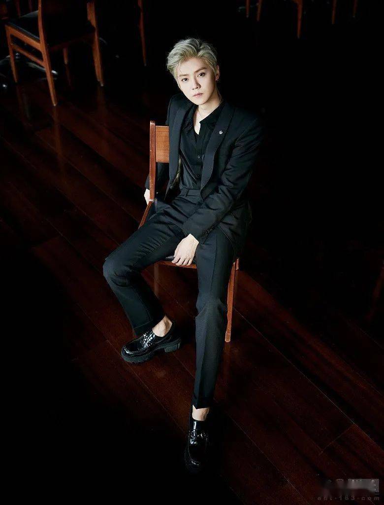 鹿晗银发背头帅气 穿刺绣西装别出心裁