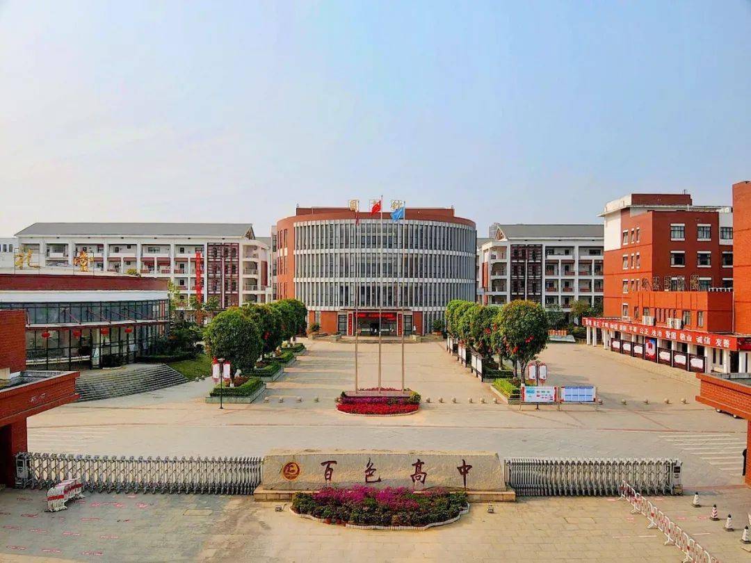 市体育中心面对百高路9号百色市右江区东州大道考点地址:百色高中考点