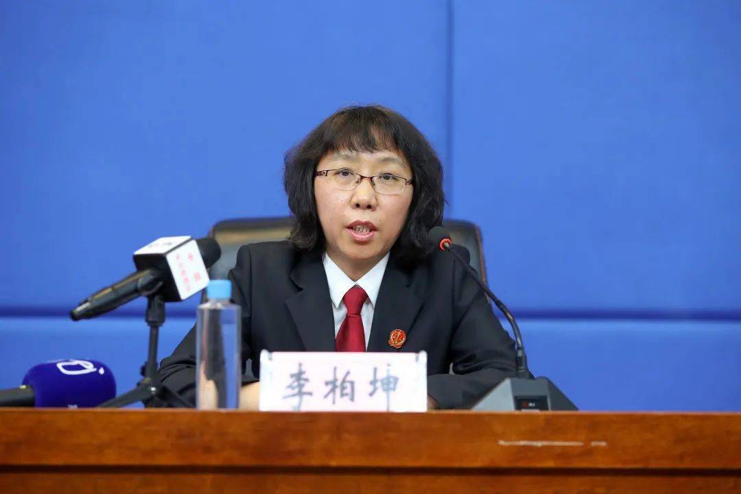 省高级人民法院常务副院长王中明,副院长李华菊,行政庭庭长李柏坤介绍