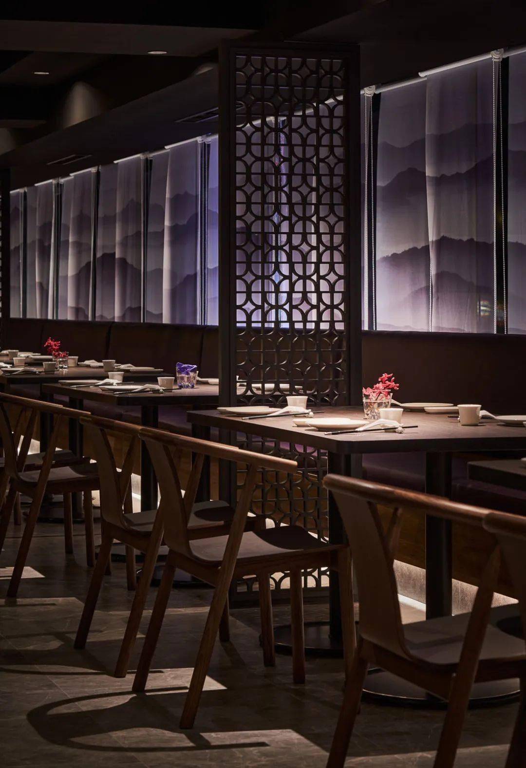 这间餐厅的设计把古风演绎的很极致带你重回古国