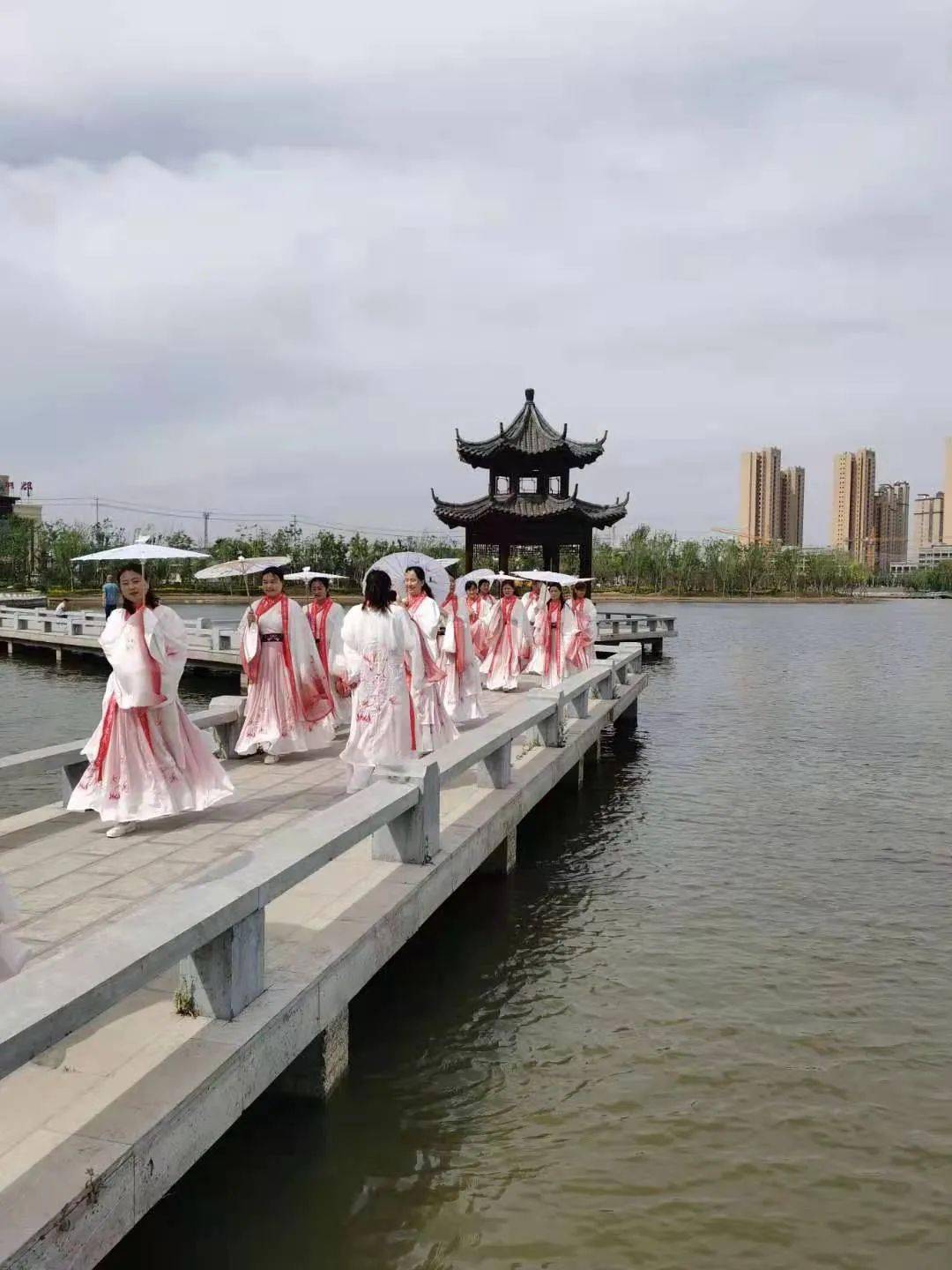 霓裳汉服一醉千年曹县综合行政执法局组织开展汉服展示展演活动