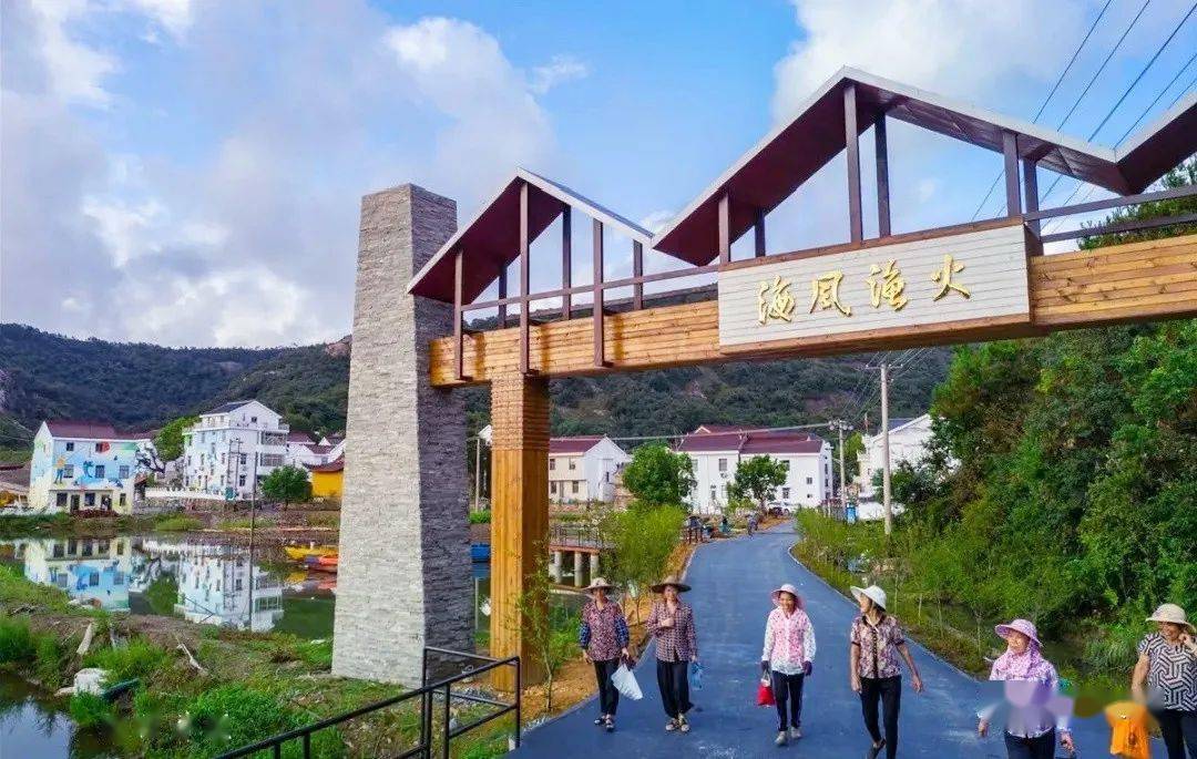 渔家岙村靠山临海,位于三门县城东南35公里,浦坝港镇政府驻地北部,地