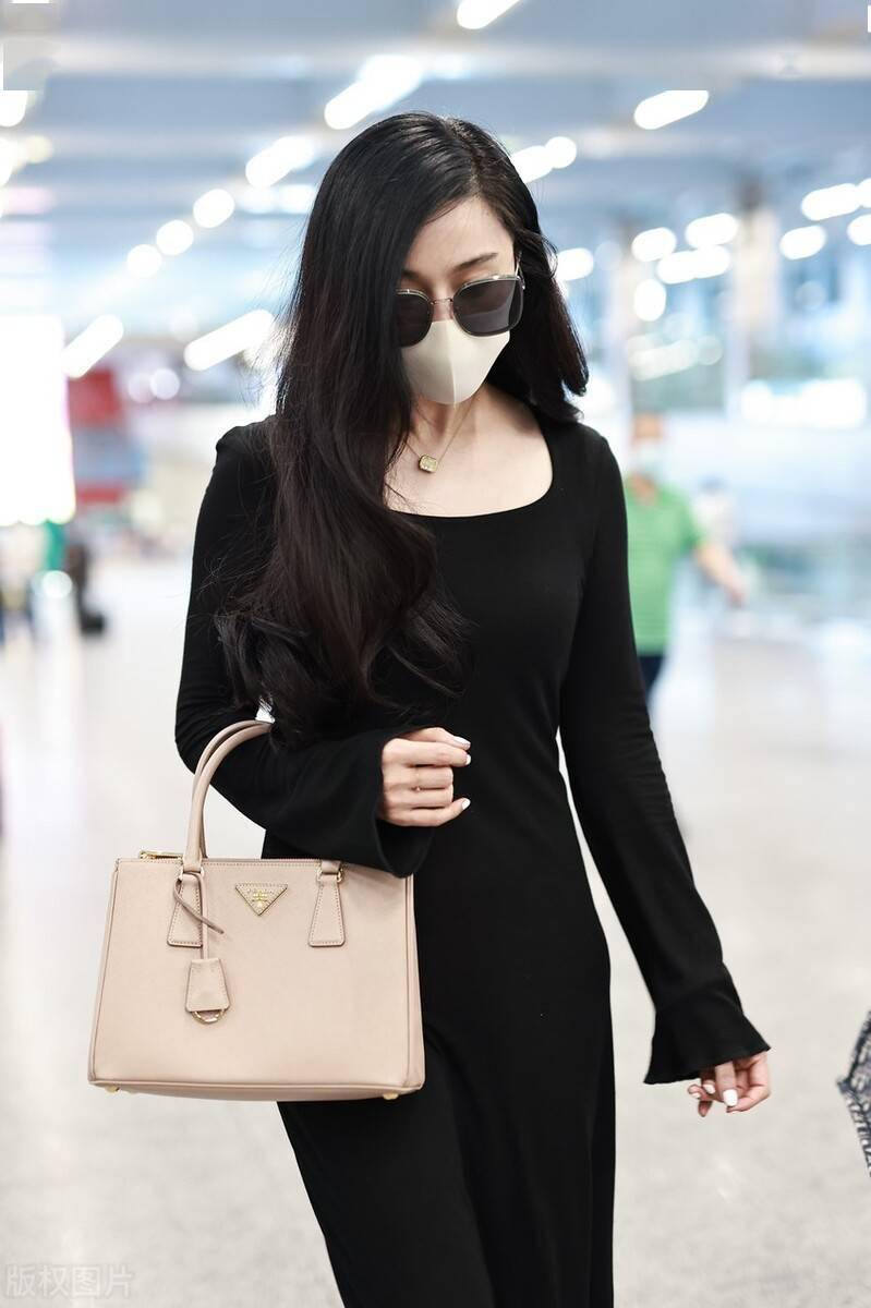 范冰冰低调走机场穿黑色t恤裙简约大方配披肩发更显精致温柔
