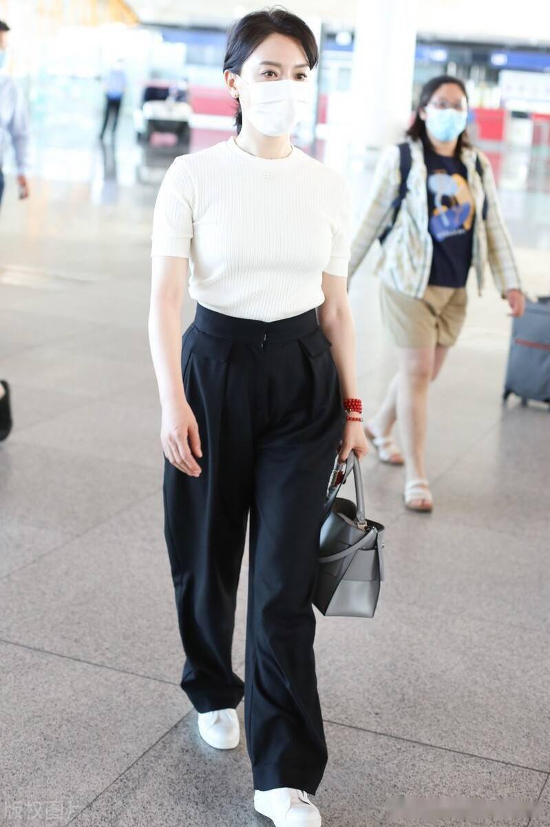 街拍陈数紧身白t恤黑色阔腿裤优雅大气