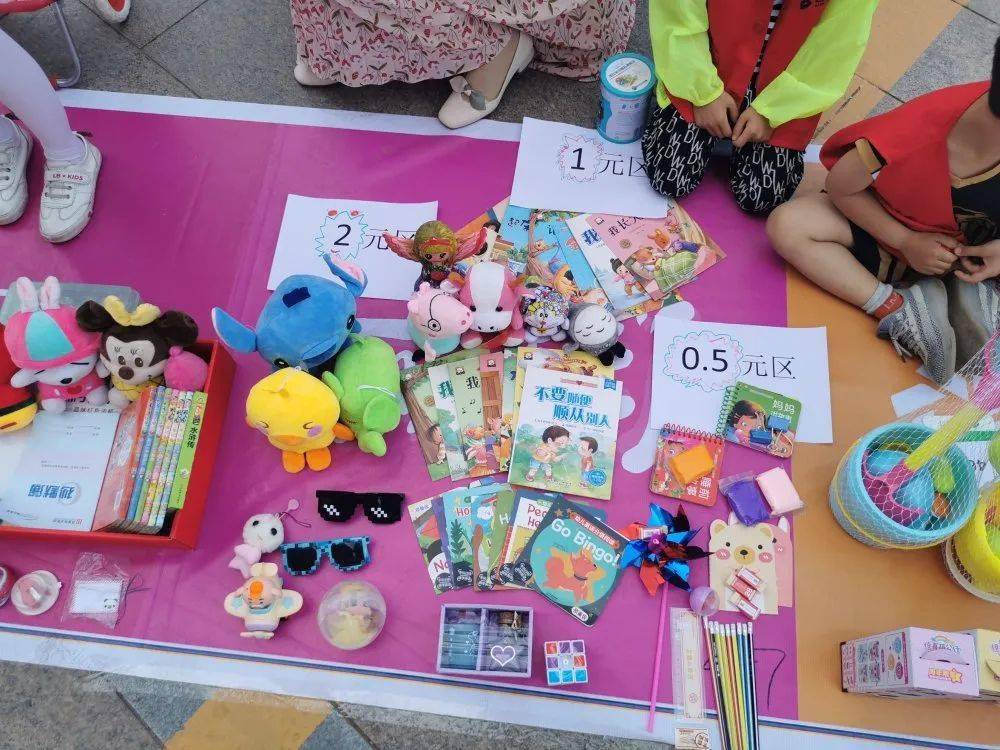 跳蚤市场更加热闹非凡热闹的交易现场小老板们在顾客们的询价声中忙得
