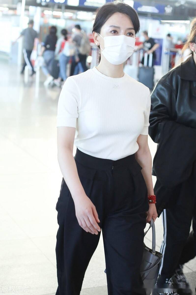 街拍陈数紧身白t恤黑色阔腿裤优雅大气