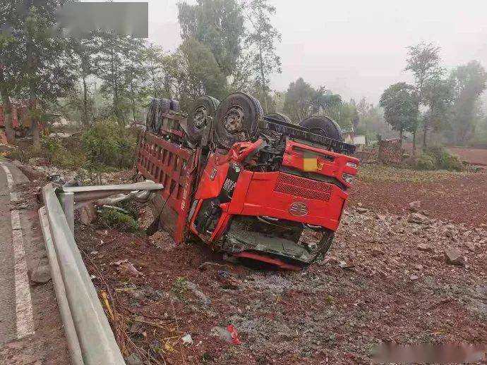 凉山重型货车侧翻,还有撞到行人又翻车