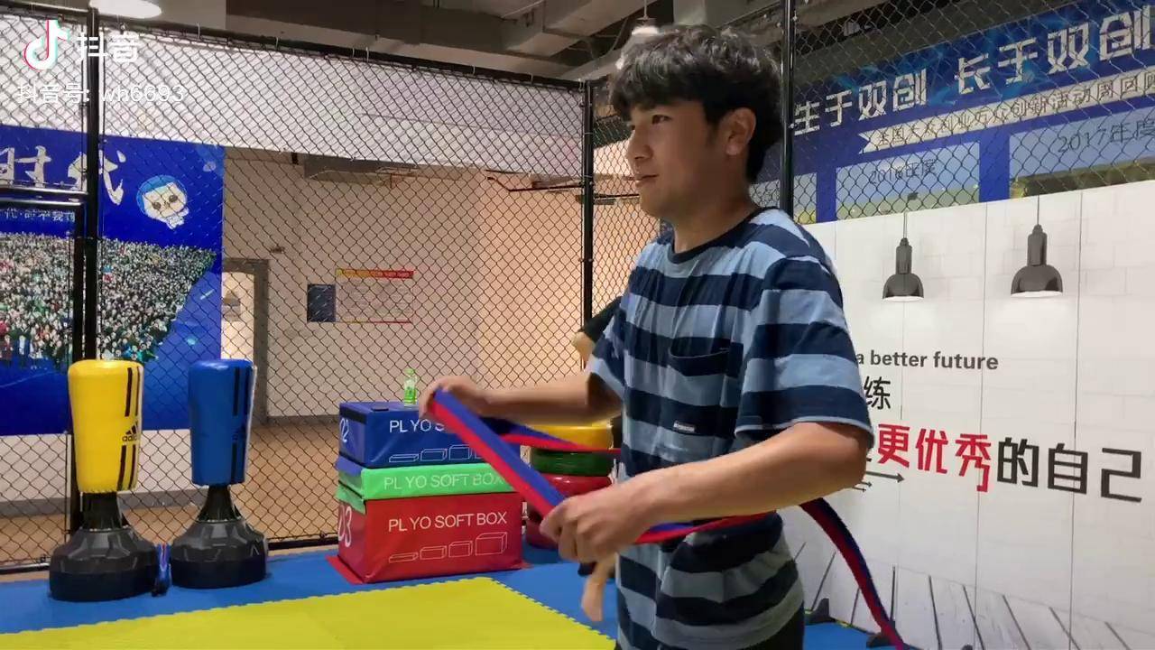 通过在上海浩峰tricking空翻特技一周的训练零基础的小张突破键子后空