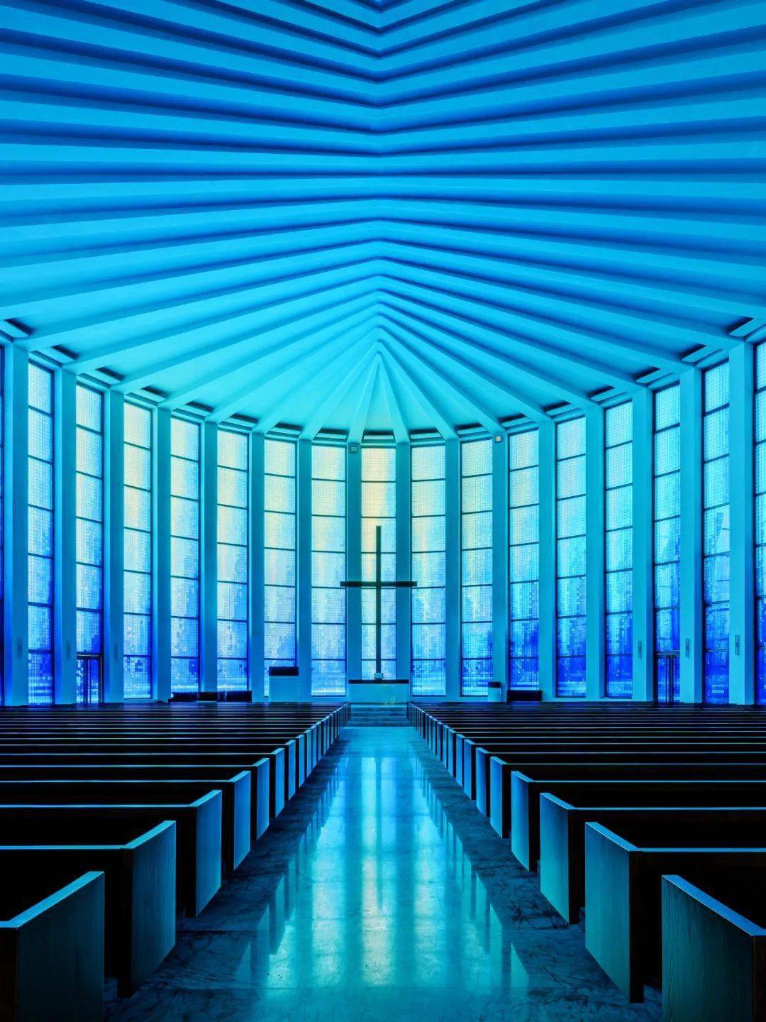 资金短缺,历时10年才完成!这座中国最大的彩色玻璃教堂带你步入深蓝海