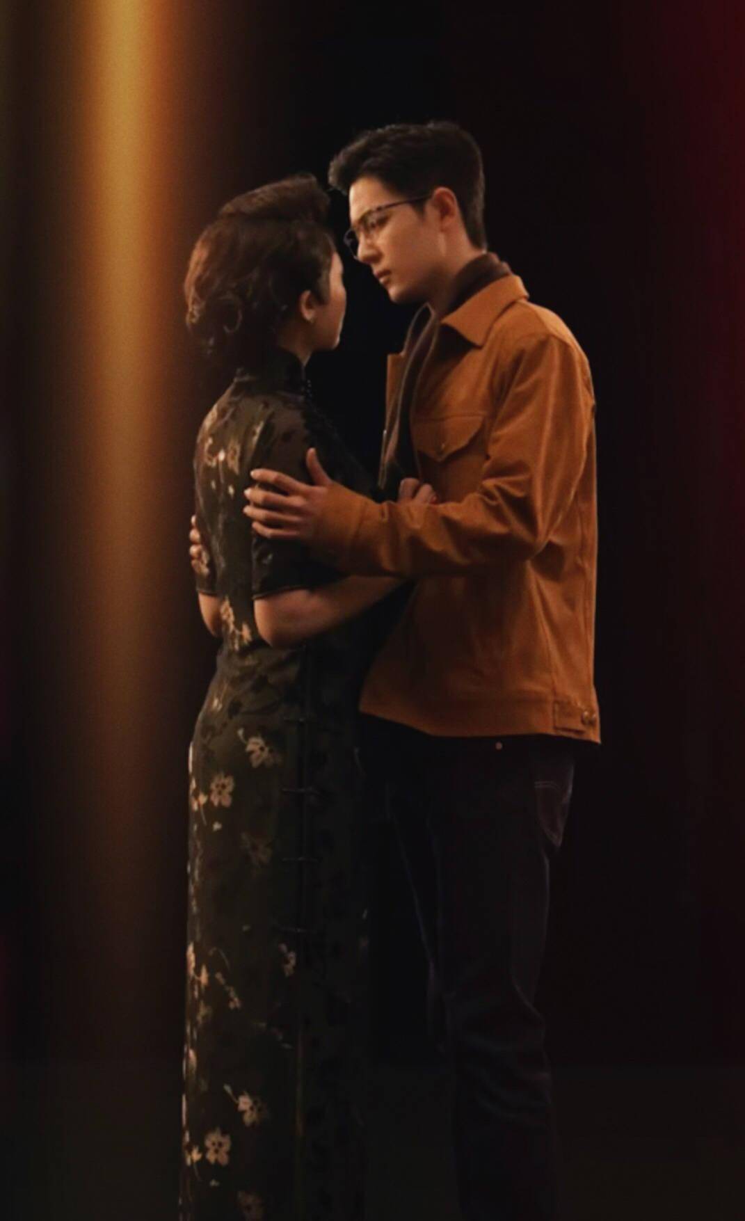 许晴白嫩美腿若隐若现,与小23岁肖战演情侣不违和