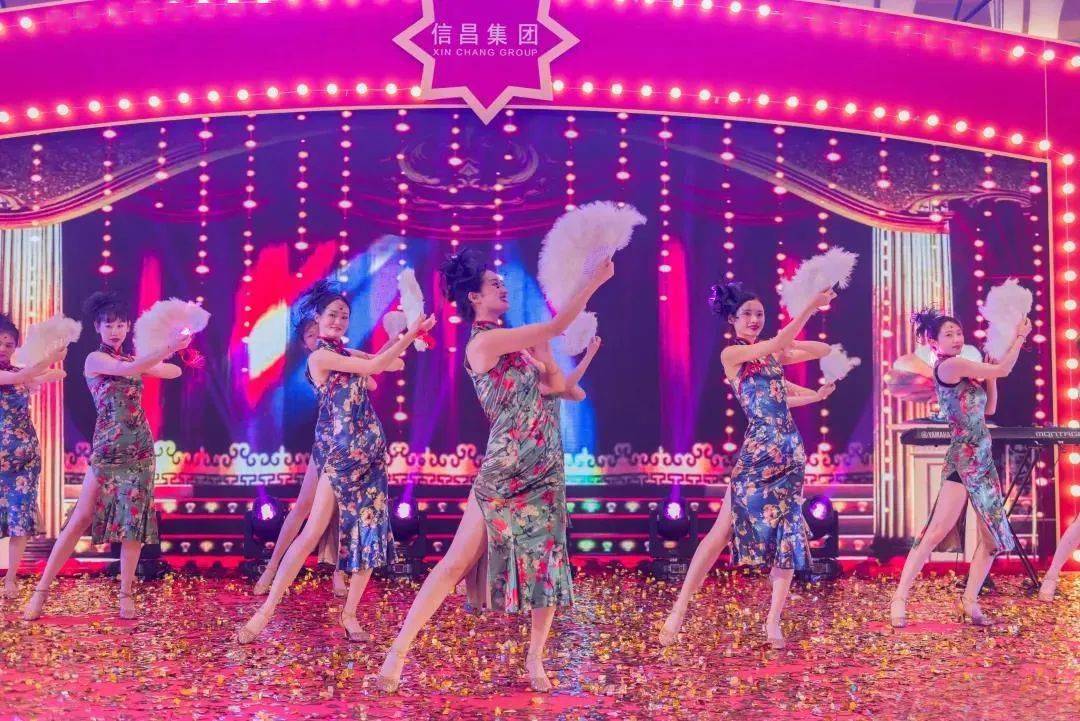 在热烈的仪式过后,一场百乐门狂欢派对将活动现场带入高潮.