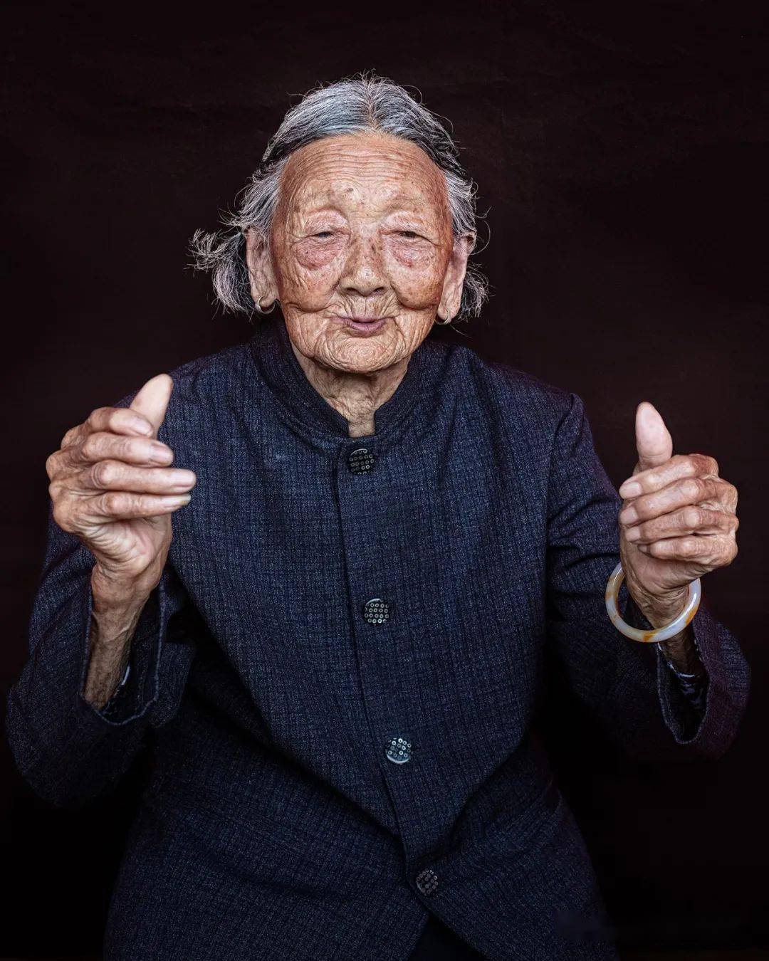 百岁老人生活照片图片