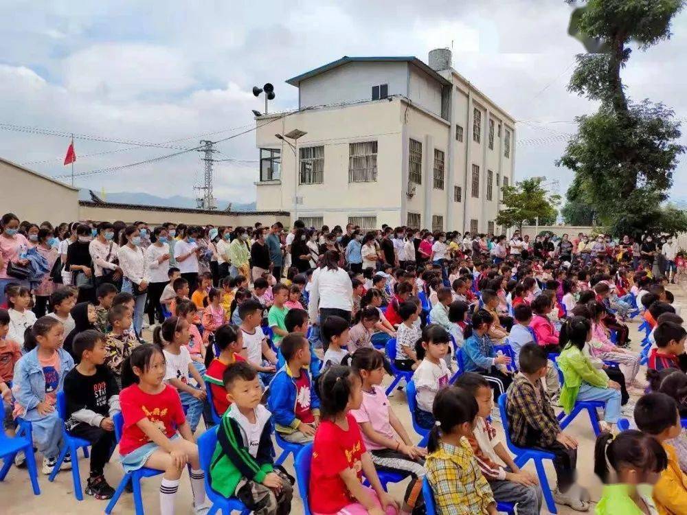 华宁县图书馆携手右所幼儿园庆六·一活动