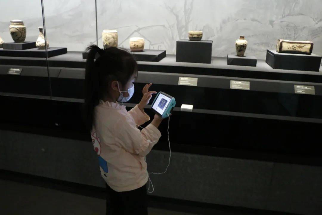 江西省博物馆 一名儿童自助操作讲解器博物馆里富养孩子是对孩子最大