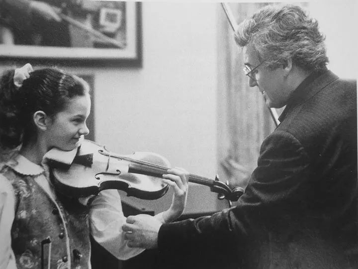 hilary hahn小提琴家希拉里·哈恩布赫宾德他五岁时被维也纳音乐学院