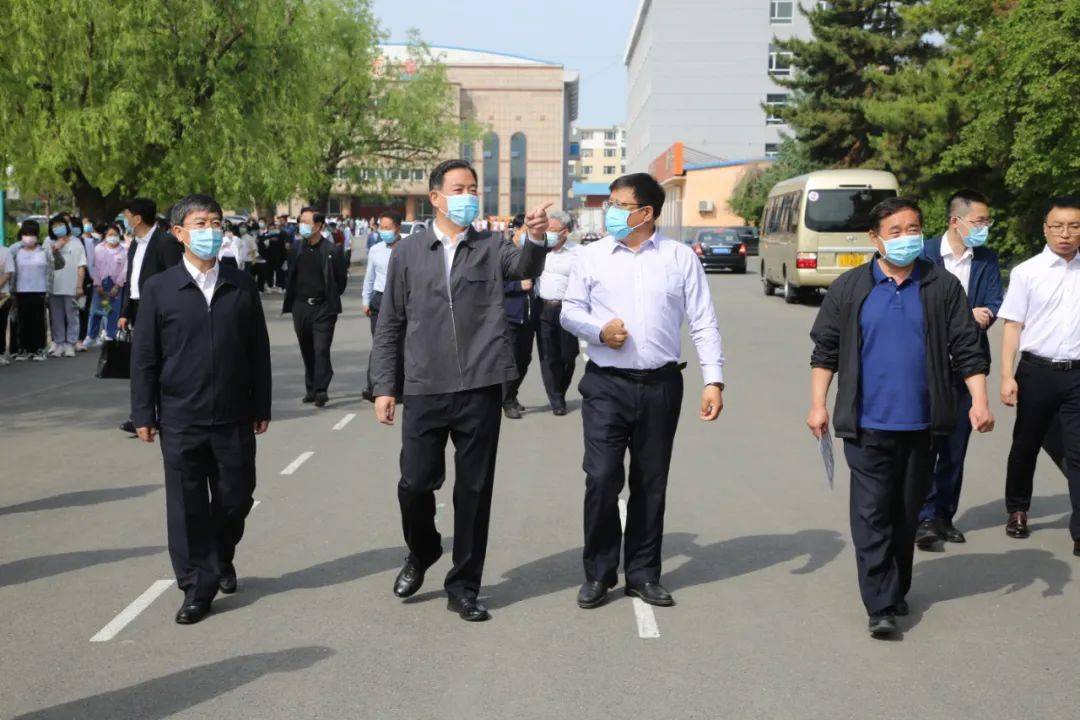 在市教育局保密室,李洪慈认真听取了考点情况汇报,详细了解了监控设备