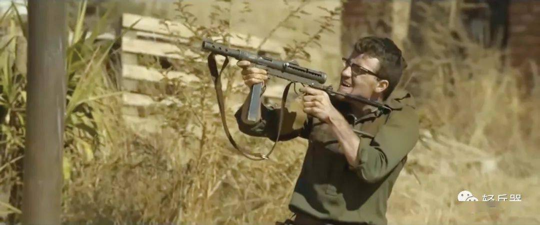 这支枪是由大名鼎鼎的瑞典卡尔·古斯塔夫武器公司制造的m45冲锋枪