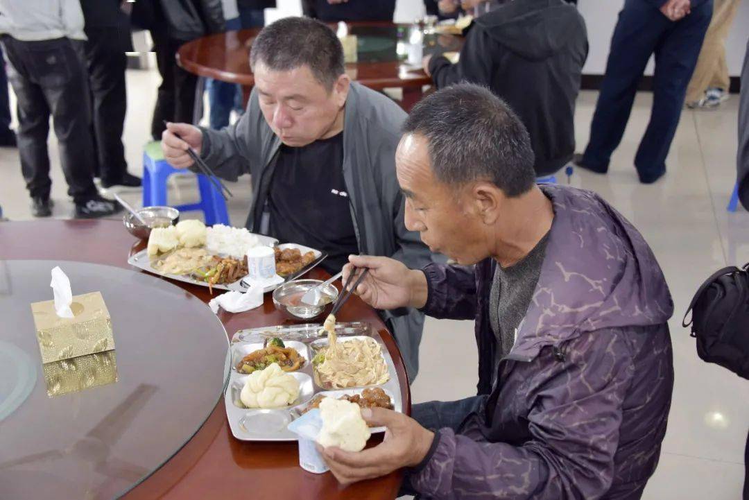 司机师傅到机关食堂吃饭啦