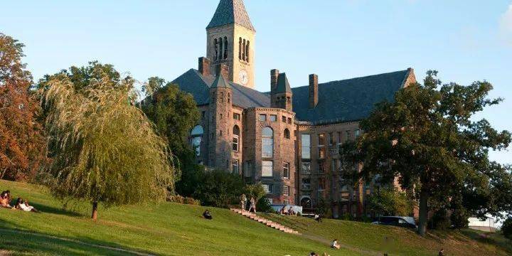 全美顶尖大学排行榜揭晓：哈佛、斯坦福位列前两位