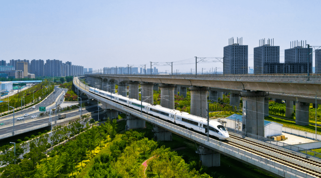 沿着铁路,"瞰"郑州