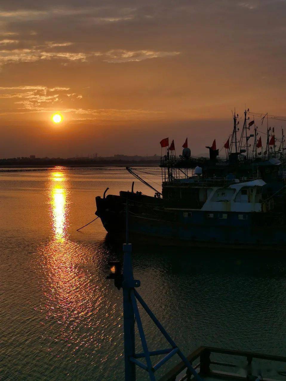 石狮永宁之旅,你可以去沙堤观音山欣赏一片风化石,去梅林港追拍一场