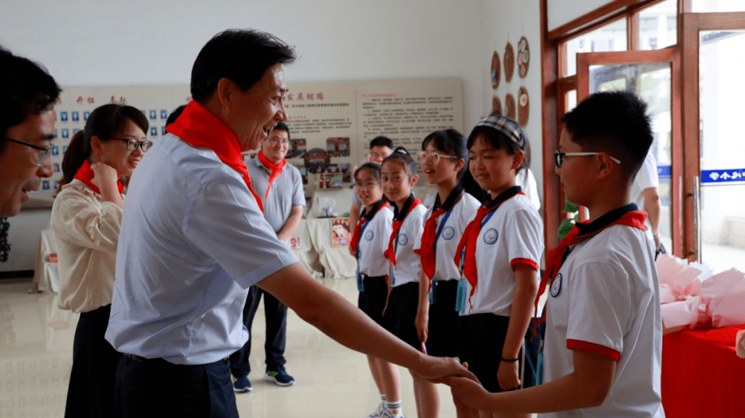 市委常委,鎮黨委書記馬煥勇一行先後來到鎮中心小學,衛前幼兒園觀城