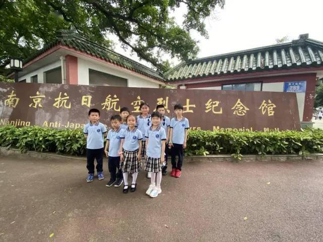 在南京航空烈士纪念馆,八音合小组成员们为航空烈士们献上亲手制作的