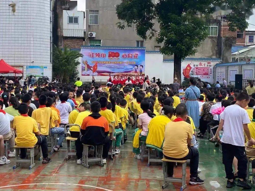 张慕智一行先后来到东区小学,登俊小学,中心幼儿园,东门小学,南区小学