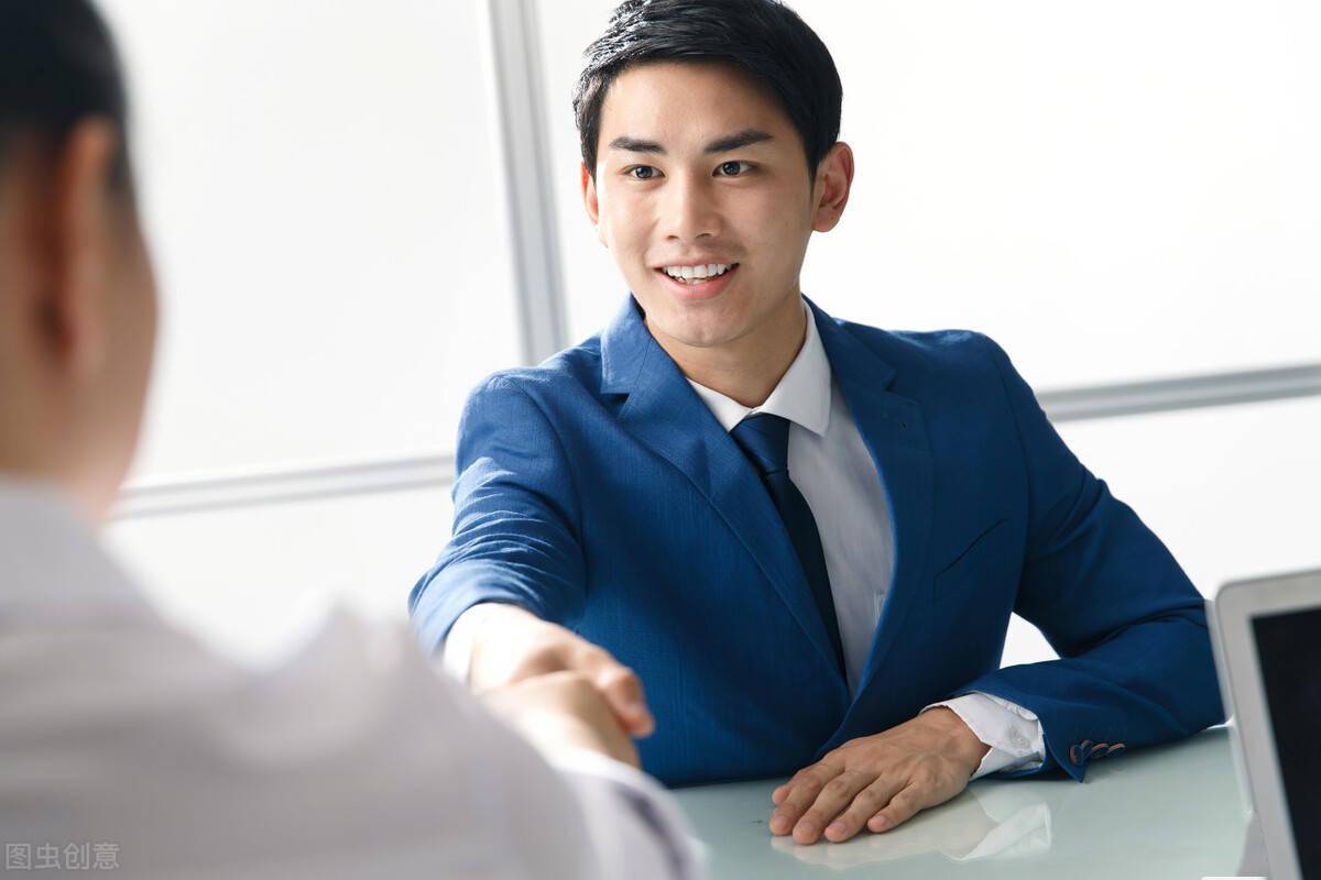 面试官:"右"字加一笔是什么字?博士答不上来,学渣机智对答