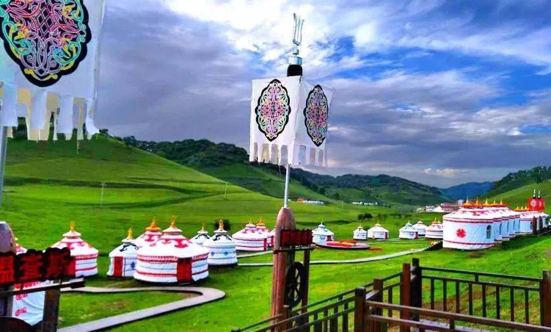 滑雪 滑草轻型飞机观光等娱乐项目独具特色或是在草原上策马扬鞭体会