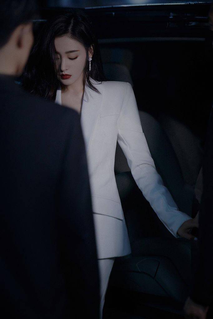 张天爱白色真空西装酷飒出镜 上演"危险关系"大片又美又撩