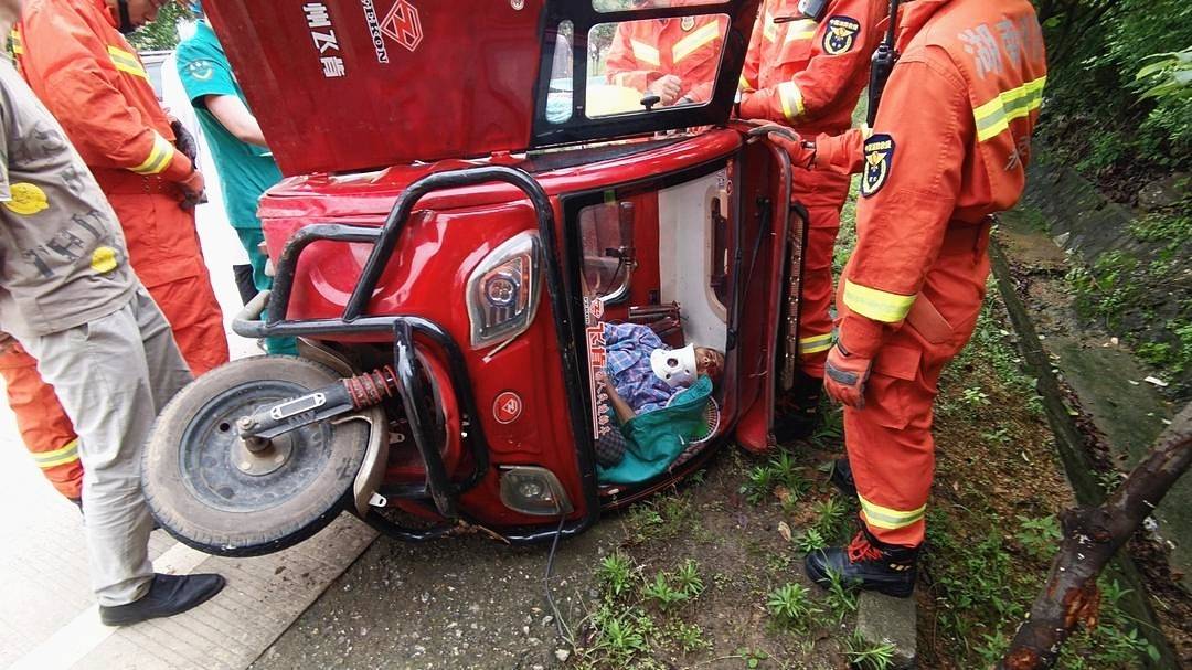 6月2日8时许,江永县潇浦镇白水路附近发生一起车祸,一名老人被困.