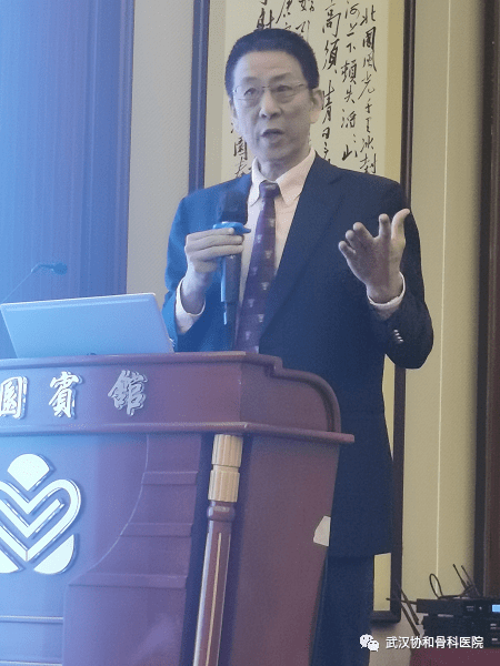 会议首先由郑启新教授致辞,郑启新教授表达了对与会专家的感谢,回顾了