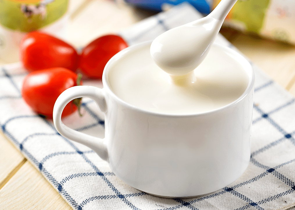 红糖是以甘蔗为原料,经提取糖汁,清净处理后,直接煮制浓缩形成的带