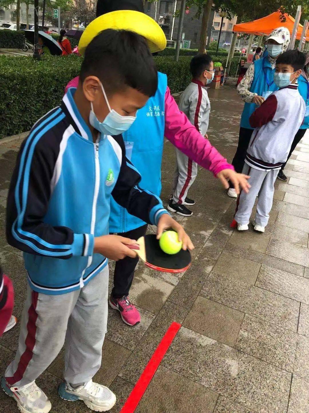 在游戏环节工作人员为孩子们准备了托球跑摸石头过河夹乒乓球沙包